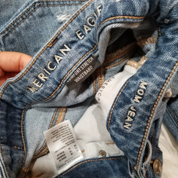 AMERICAN EAGLE Mom Jeans Comfort Stretch Waistband Light Blue Wash Size 00R. - Picture 17 of 17